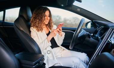 Milenyum iş kadını, araç ulaşımı sırasında GPS 'i takip etmek için mobil uygulama kullanıyor. Aracın internet sitesinde 4G kablosuz ağ kullanan sürücüleri arayan başarılı bir kadın.