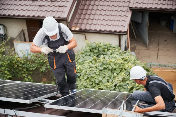Men Workers Mounting Photovoltaic Solar Moduls Roof House Electrician Helmets — Stock Photo, Image