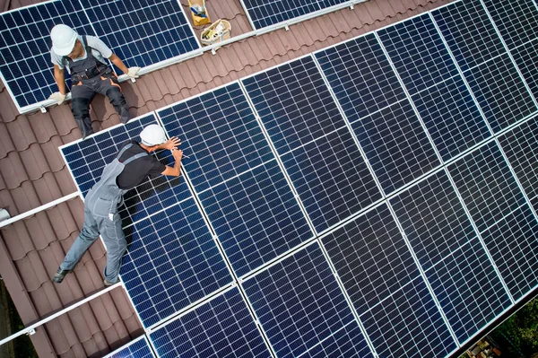 Arbeiter Montieren Photovoltaik Solarmodule Auf Dem Hausdach Ingenieure Helm Installieren — Stockfoto