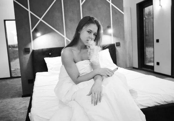 Junge Nackte Frau Raucht Bett Schwarz Weiß Bild — Stockfoto