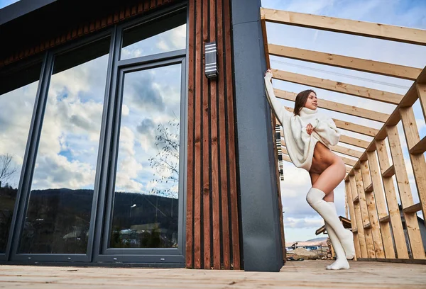 Young Naked Woman Outdoor Terrace Contemporary Wooden Frame Barnhouse — стоковое фото