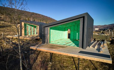 İskandinav tarzı ahşap evde poliüretan köpükle izole edilmiş iki ahşap çerçeve. İnşaat ve yalıtım konsepti.