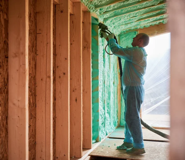 Costruttore Maschio Isolante Casa Telaio Legno Uomo Lavoratore Spruzzando Schiuma — Foto Stock