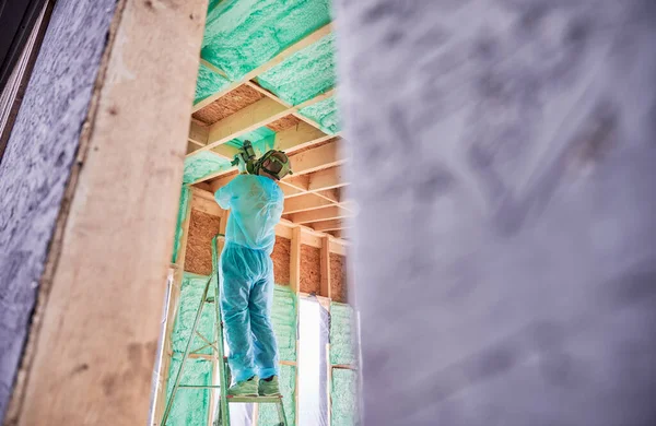 Costruttore Maschio Isolante Casa Telaio Legno Uomo Lavoratore Spruzzando Schiuma — Foto Stock