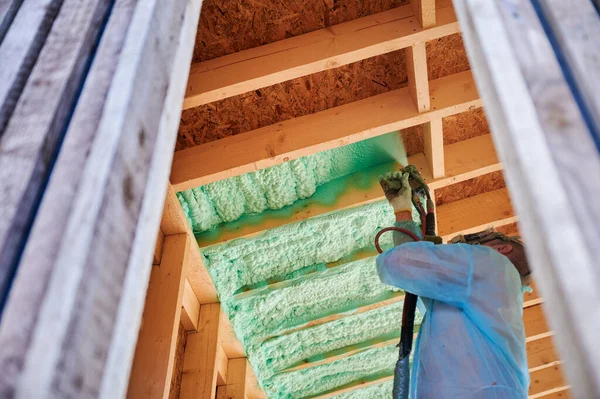 Male Builder Insulating Wooden Frame House Man Worker Spraying Polyurethane — Stock Photo, Image