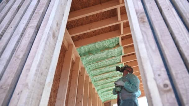Male Builder Insulating Wooden Frame House Man Worker Spraying Polyurethane — Wideo stockowe