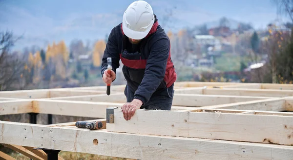 Uomo Lavoratore Costruzione Casa Telaio Legno Fondazione Mucchio Falegname Che — Foto Stock