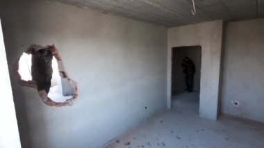 Tadilat altındaki evdeki duvarı yok etme süreci hızlandırılmış. Yıkım işleri ve ev yenileme konsepti.