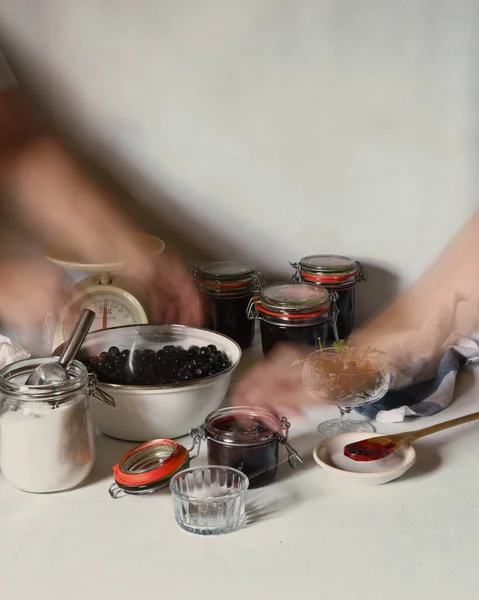 Kombinace dlouhé expozice a dvojité expozice rukou dělat ostružinový džem — Stock fotografie
