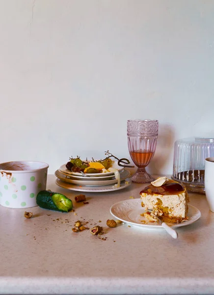 Trastorno alimentario con platos sucios y sobras de alimentos que ilustran la glotonería o la depresión — Foto de Stock