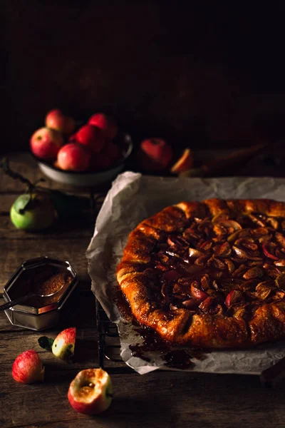 Натюрморт з домашнім запеченим яблучним пирогом, свіжі яблука на сільському дерев'яному столі — стокове фото