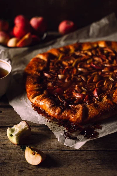 Домашній запечений яблучний пиріг, свіжі яблука на сільському дерев'яному столі, вид крупним планом — стокове фото