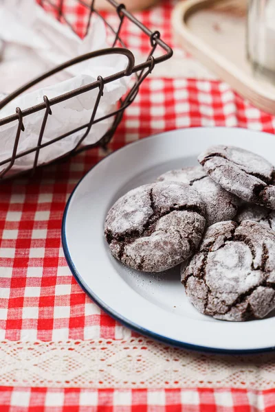 Cookie-uri crăpate cu ciocolată pe placa de smalț, vedere de închidere — Fotografie, imagine de stoc