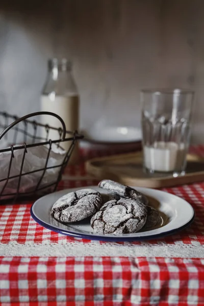 Cookie-uri crăpate cu ciocolată pe placa de smalț — Fotografie, imagine de stoc