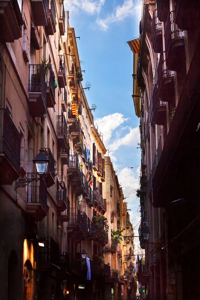 狭い通りのゴシック様式四分の一 barceolona、スペイン — ストック写真