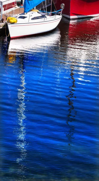 White Red Sailboat Reflexão Gig Harbor Washington State — Fotografia de Stock