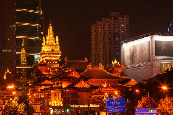 Złoty jing świątyni ulicy nanjing parku Szanghaj Chiny w prawie — Zdjęcie stockowe