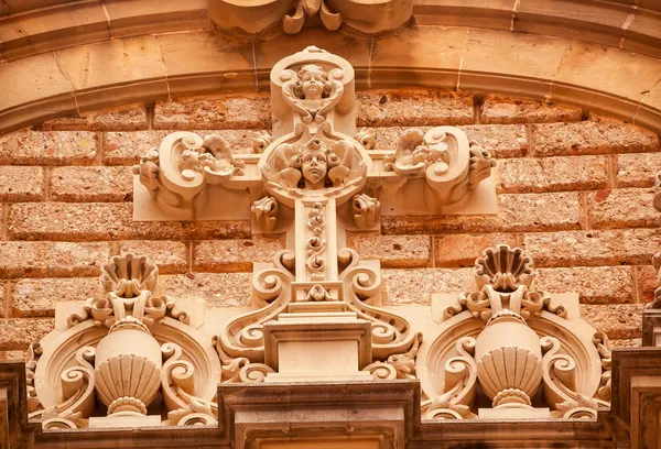 Melek heykeli monestir Manastırı montserrat İspanya'nın çapraz — Stok fotoğraf