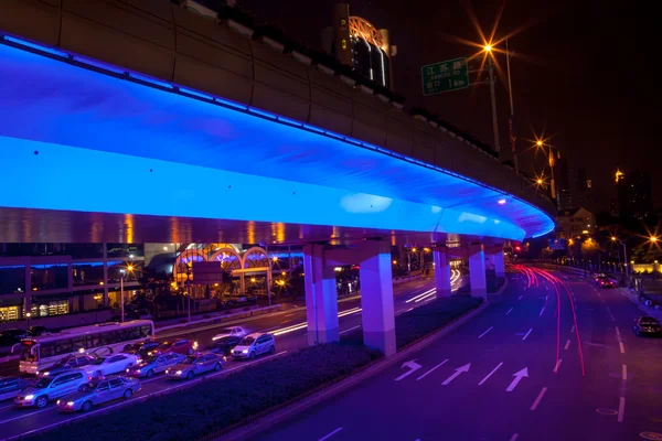 Blaue Autobahn Straße Verkehr Nacht Licht Wanderwege im Zentrum von Shanghai — Stockfoto