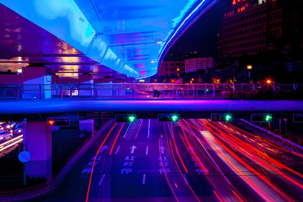 Niebieskie autostradą ruchu ulicznego Zielona noc czerwone światło trasy centralnego — Zdjęcie stockowe
