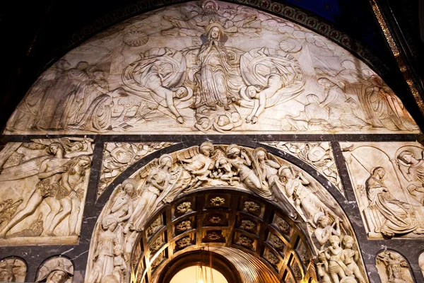 Madonna Anjos Arco Mosteiro Montserrat Catalunha — Fotografia de Stock
