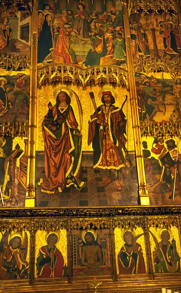 古代の黄金のスクリーン ゴシック カトリック バルセロナ大聖堂 basili — ストック写真