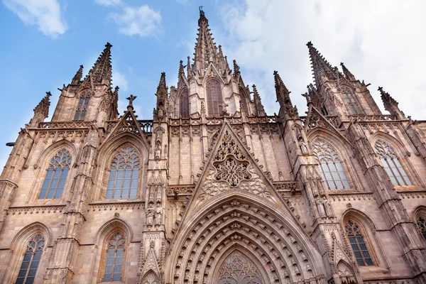 Gotik Katolik Katedrali cephe steeples barcelona catalonia sp — Stok fotoğraf