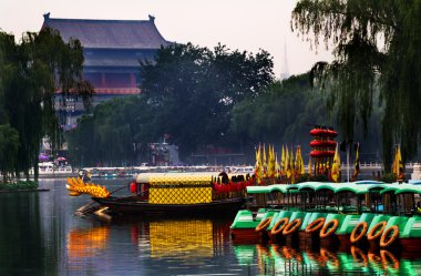 Houhai göl tourboats drum Kulesi arka plan Pekin, Çin