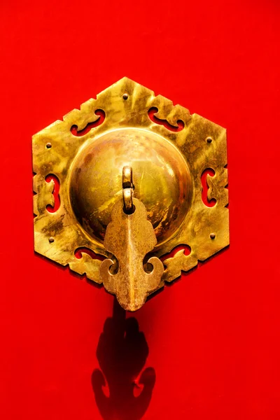 Porte rouge ornée laiton Knocker Houhai lac Pékin, Chine — Photo