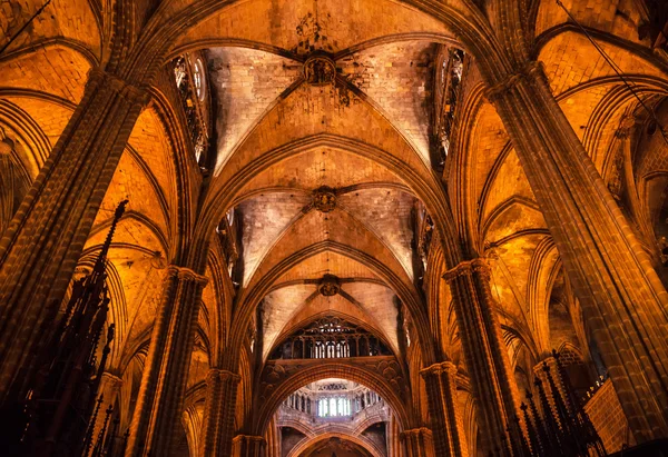 Colonnes de pierre Cathédrale catholique gothique de Barcelone Basilique Catal — Photo
