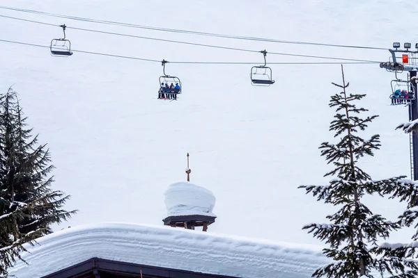 Esquiar Chairlift Againt Snow Mountain Edifício Alpino em Snoqual — Fotografia de Stock