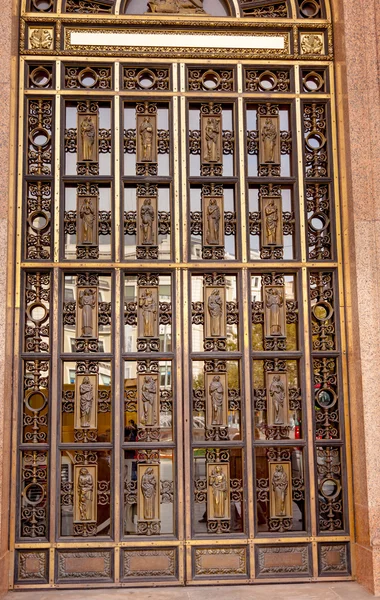 धातु पीतल दरवाजा प्रवेश द्वार व्यावसायिक भवन बार्सिलोना — स्टॉक फ़ोटो, इमेज