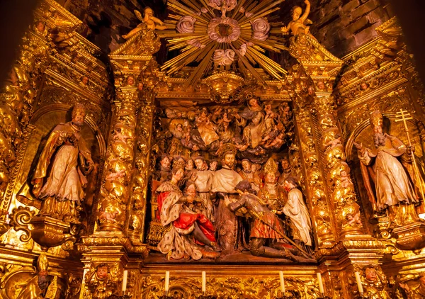 彫刻が施された木製の祭壇画 mercedarian 順序カトリック聖堂 b — ストック写真