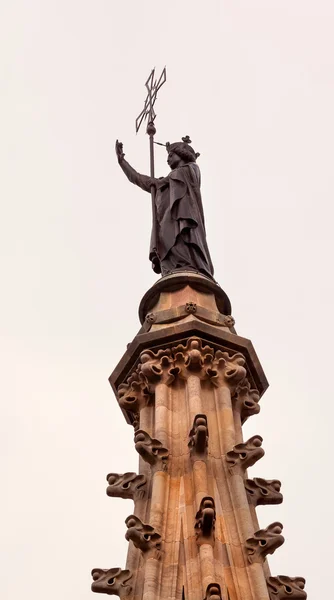 Статуя Святого Еулалія Шпиль католицьких Барселона собору готель Catalonia S — стокове фото