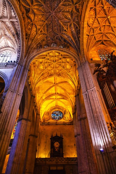 Kő oszlopokat ólomüveg óra Cathedral of Saint Mária a — Stock Fotó