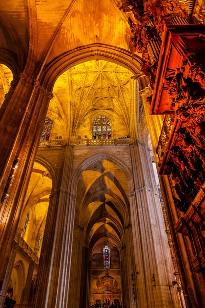 Stenen zuilen gebrandschilderd glas kathedraal van saint mary van de Zie s — Stockfoto