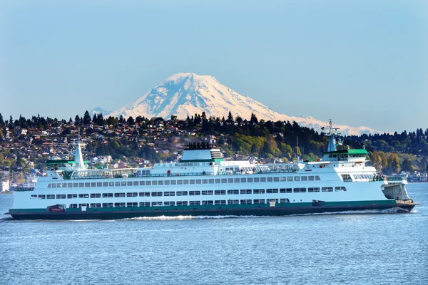 Autoferry noorden seattle mount rainier puget sound sneeuw berg — Stockfoto