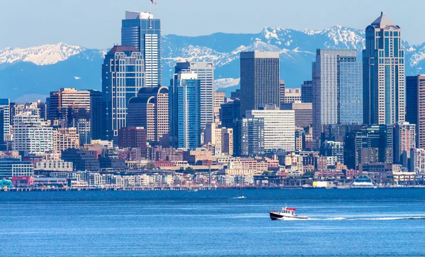 Seattle skyline motorboot puget sound cascade bergen washingt — Stockfoto