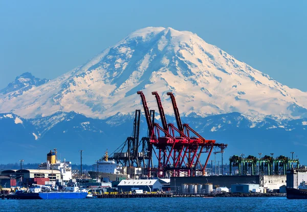 Seattle port med röda kranar och fartyg med mt rainier i ba — Stockfoto