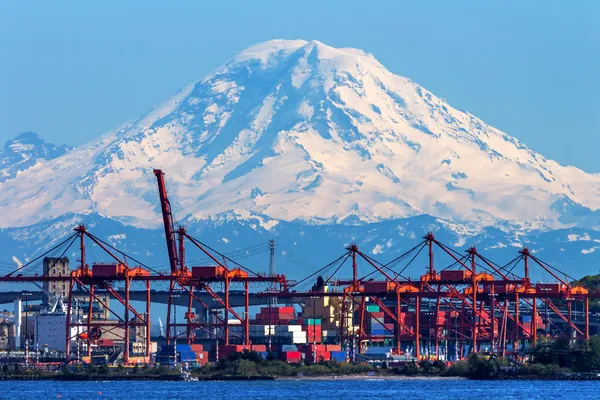 Porto de Seattle com guindastes vermelhos e barcos com Mt Rainier no ba — Fotografia de Stock