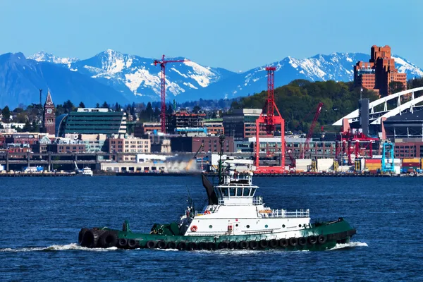 Tug Boat Seattle Port with Red Cranes and Boats Cascade Mountain — Stock Photo, Image