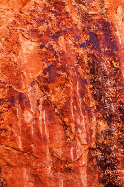Коричнево-желто-оранжевый скальный каньон — стоковое фото