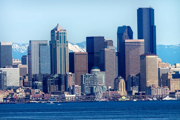 Seattle skyline van puget sound cascade mountains washington — Stockfoto