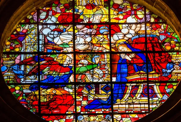 Bebådelsen angel Jungfru Maria målat glas rose fönster CEN. — Stockfoto