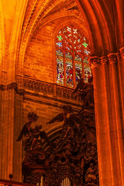 Boog van gebrandschilderd glas standbeelden kathedraal van saint mary van de stoel va — Stockfoto