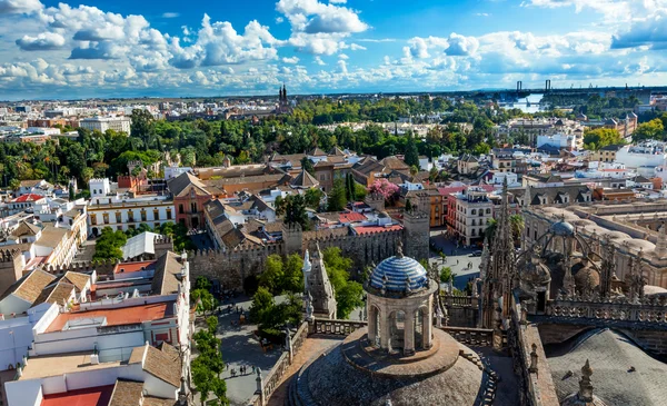 Widok i plaza alcazar miasto z wieży giralda Sewilli — Zdjęcie stockowe