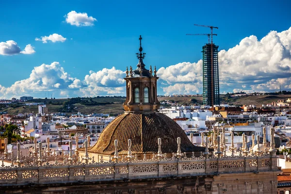 Widok na miasto z wieży giralda kopuła katedry w Sewilli Hiszpania — Zdjęcie stockowe