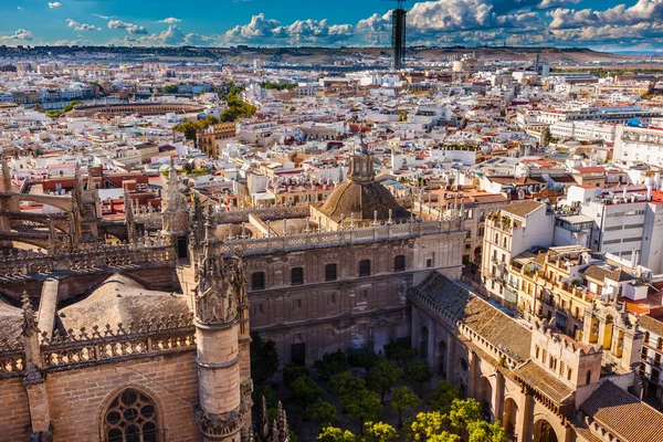 Giralda 塔塞维利亚大教堂花园公牛圆环从城市景观 — 图库照片