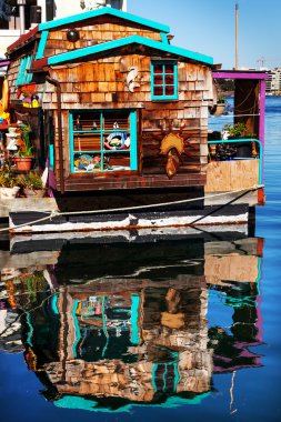 Yüzen ev köy kahverengi tekne-evi Fisherman's Wharf Reflecti