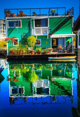 Yeşil tekne-evi ev köy Fisherman's Wharf Reflecti yüzen